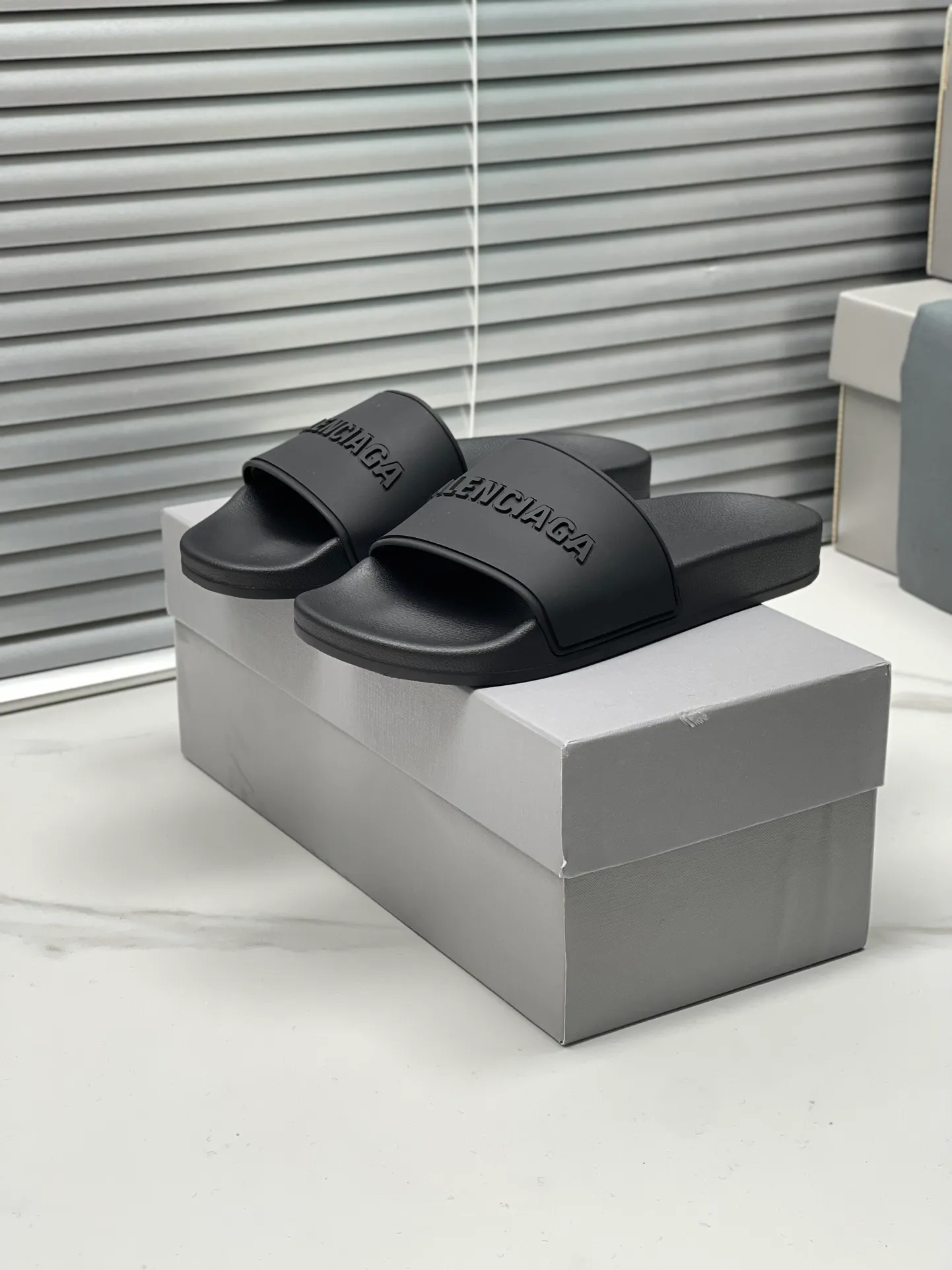 👟👟Ex-factory price 240👟👟 Women's Shoes Women's Clothing Balenciaga 2023 trendy slippers!  Balenciaga Political Campaign Latest Abrasive Development!  A favorite of European and American ladies, celebrities, and Internet celebrity girls. Exquisite uppers are hand-sewn and threaded. They are fluffy and soft, skin-friendly and soft, a must-have for summer. Fashionable but not overly ostentatious. Original natural rubber non-slip and wear-resistant sole. Size 35-40, 39-45 matching counter latest original packaging.